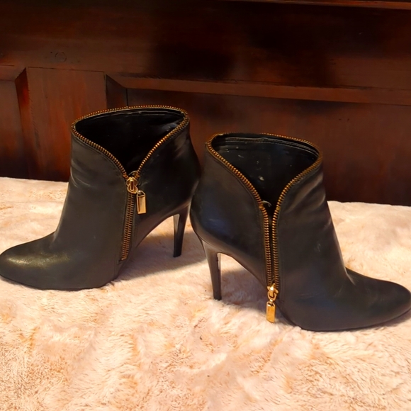 Carlos Santana Shoe Booties - Picture 1 of 4